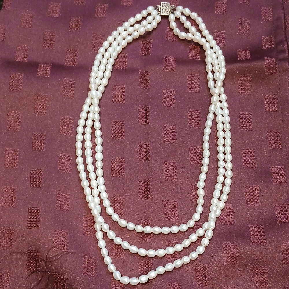 Stunning White Pearl Necklace